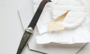 Como armazenar grande quantidade de queijo na geladeira: Métodos eficientes￼